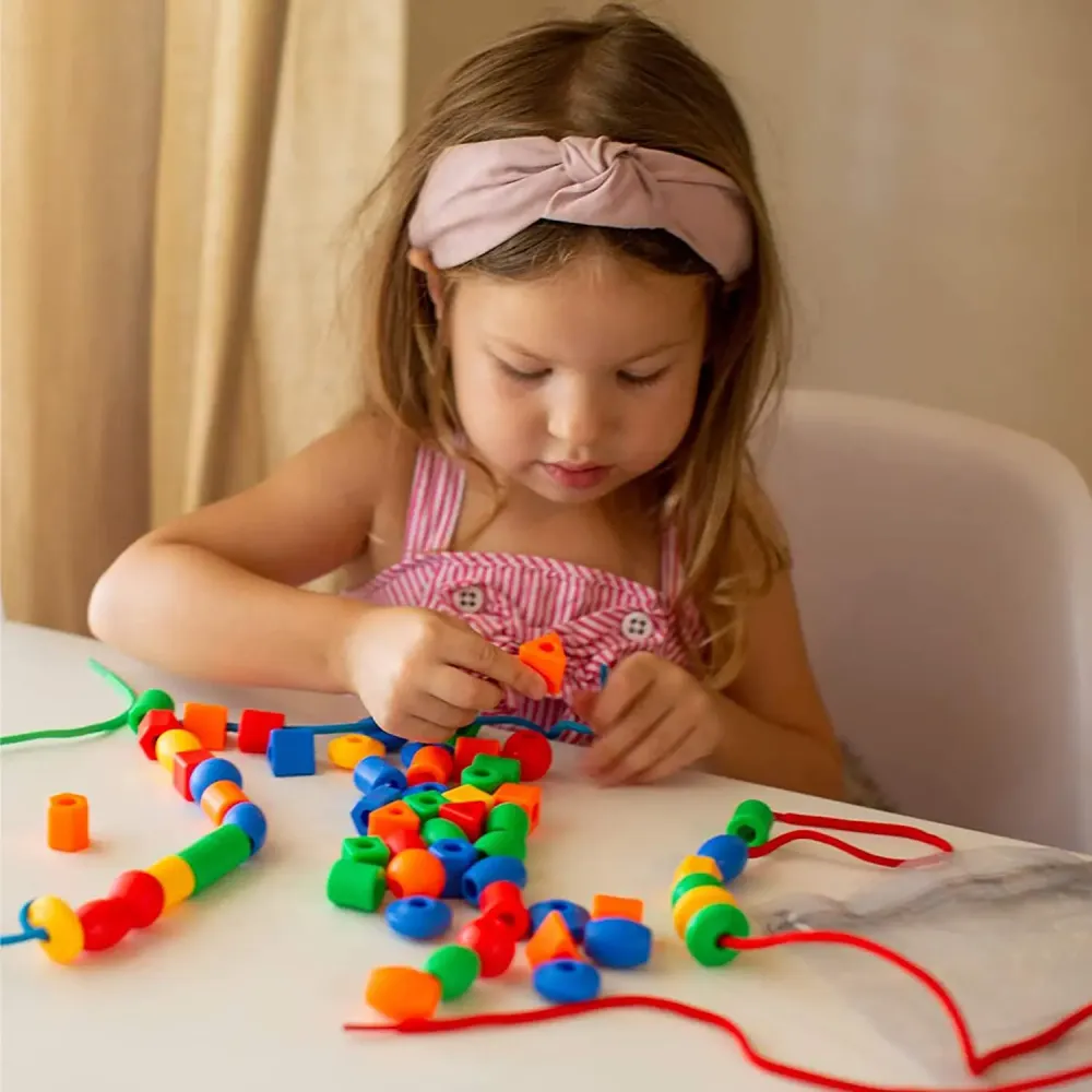 Rainbow Lacing Beads™ – Leikkisää askartelua - Sateenkaarihelmiä ja nauhoja
