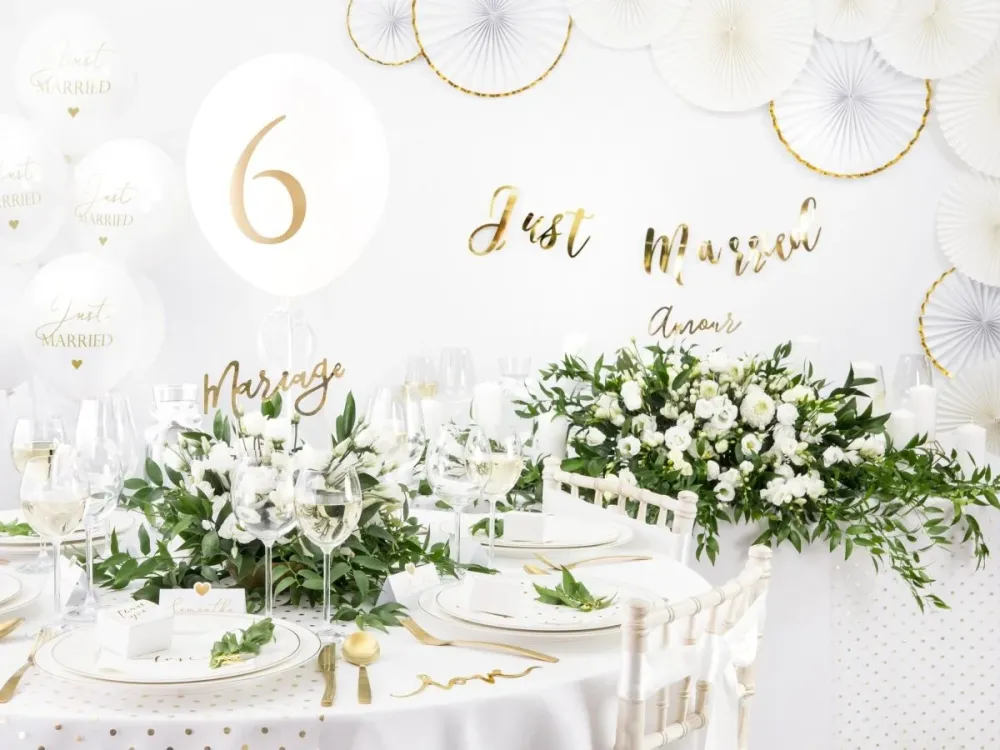 Valkoinen pöytäliina 1.7m
