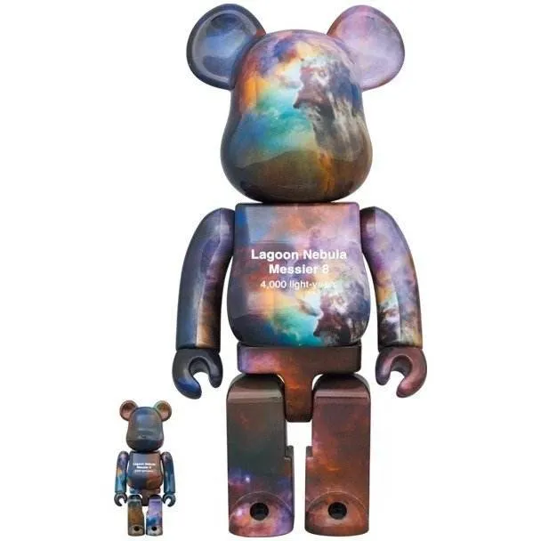 400 % & 100 % Bearbrick -setti – Hubble-avaruusteleskooppi Lagoon Nebula (Messier 8)