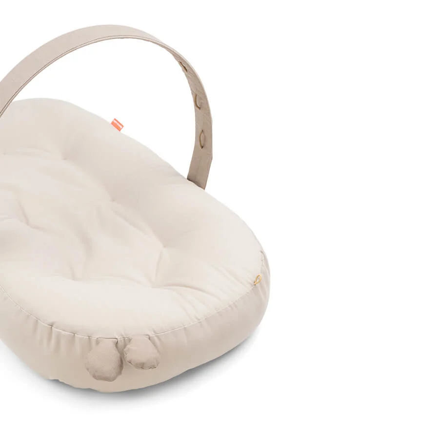 Done Deer Babygym tyynyllä Raffi Sand