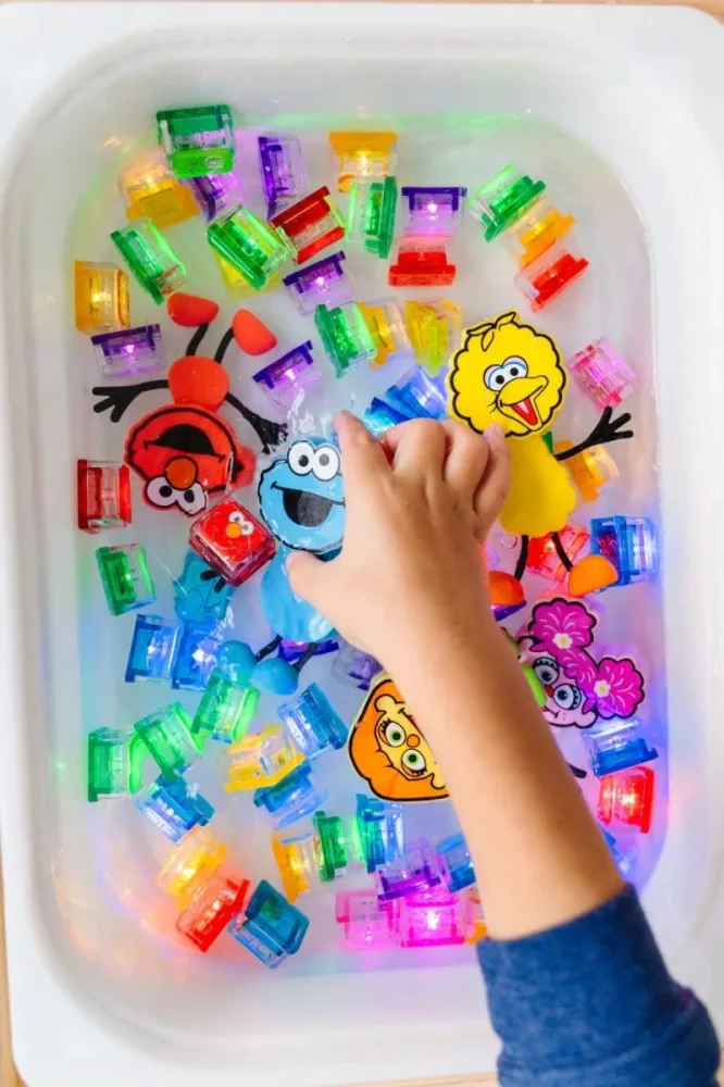 Glo Pals Kylpyleluja Sensory Light-Up Nukke ja Kuutiot Cookie