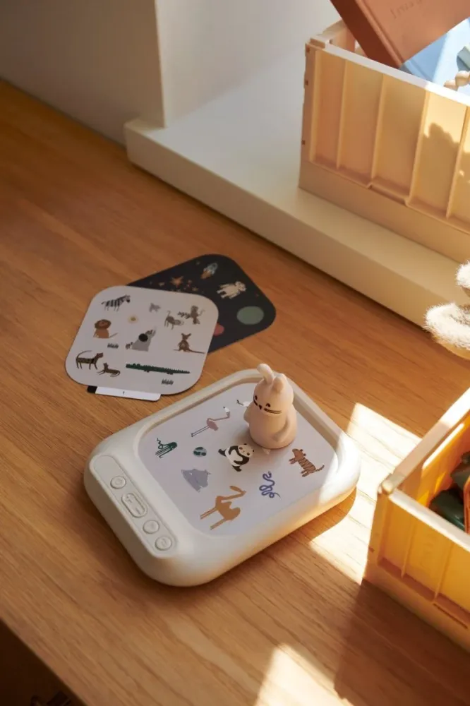Liewood Game Archie Sound Board korttien kanssa Sandy