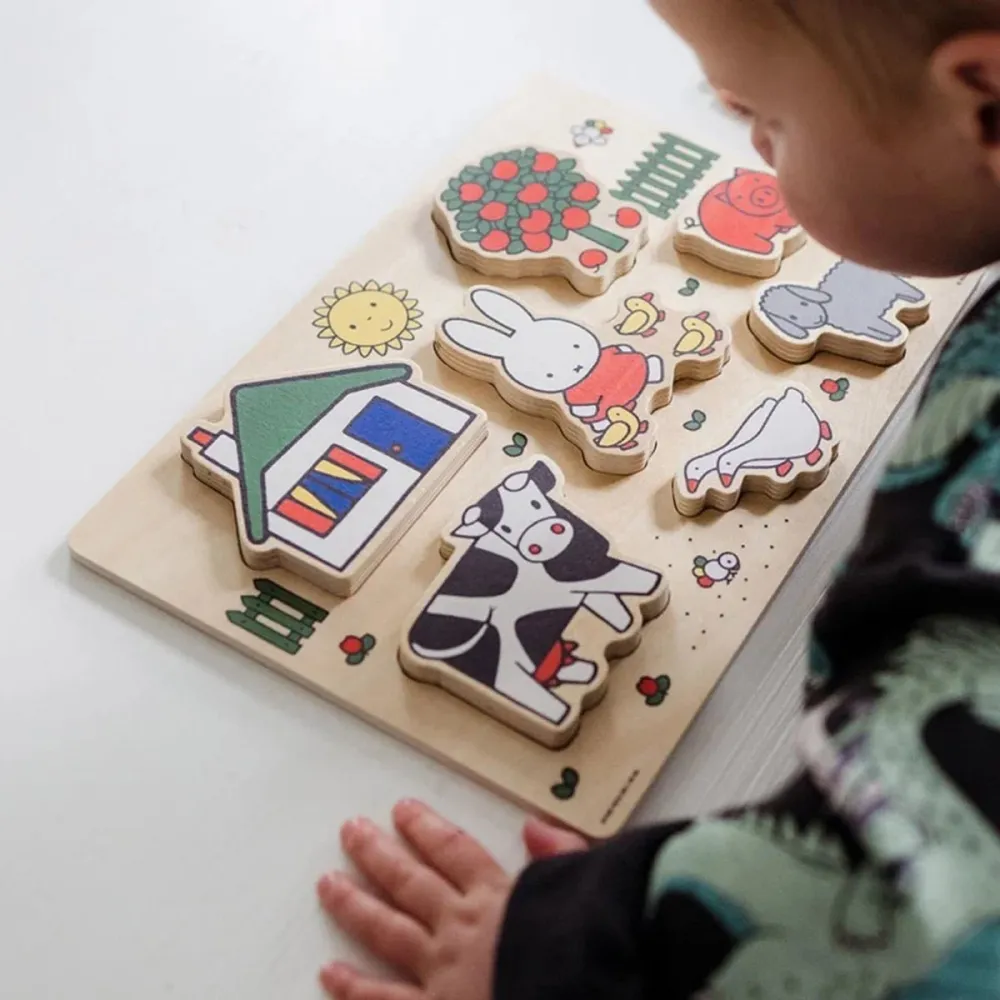 Miffy Puzzle maatilan pihalla