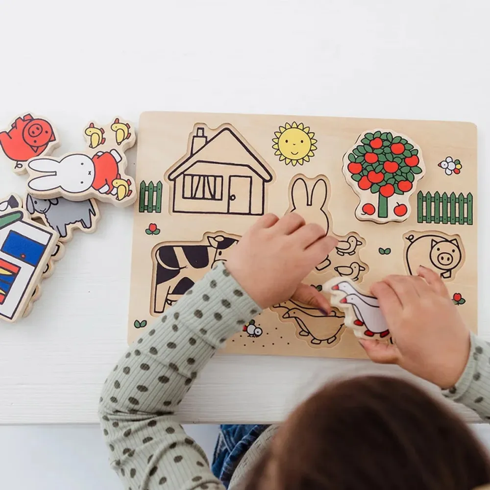Miffy Puzzle maatilan pihalla