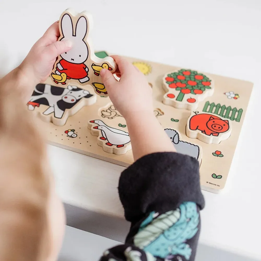 Miffy Puzzle maatilan pihalla