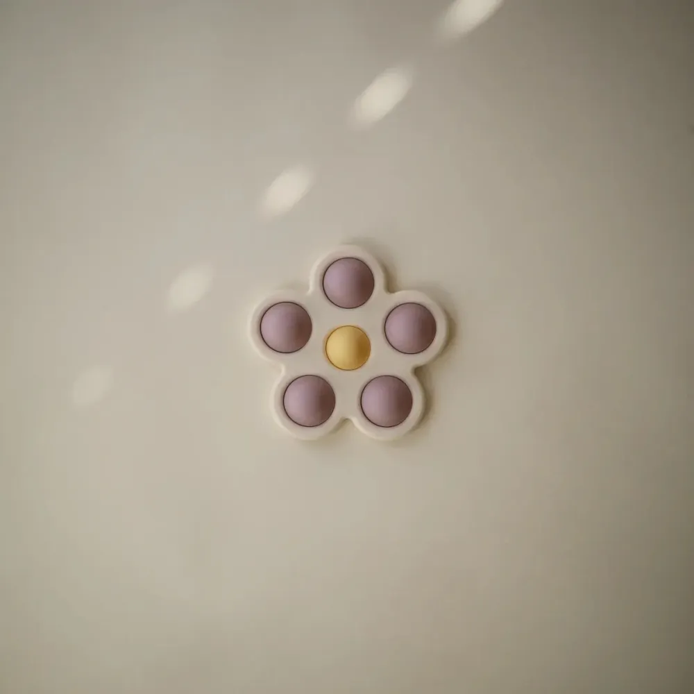 Mushie Opetuslelu Painekukka Pehmeä Lilac/Daffodil/Ilvory