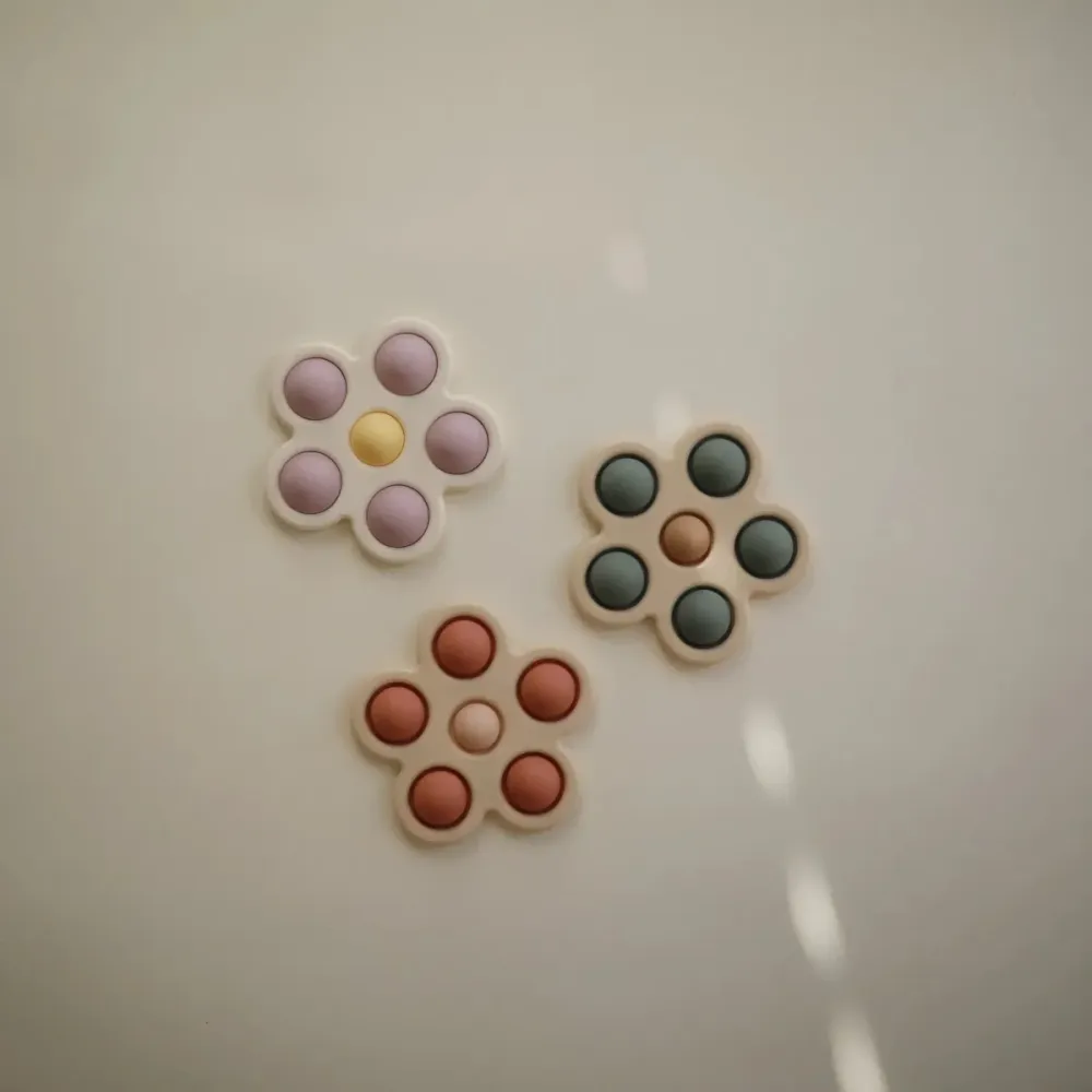 Mushie Opetuslelu Painekukka Pehmeä Lilac/Daffodil/Ilvory