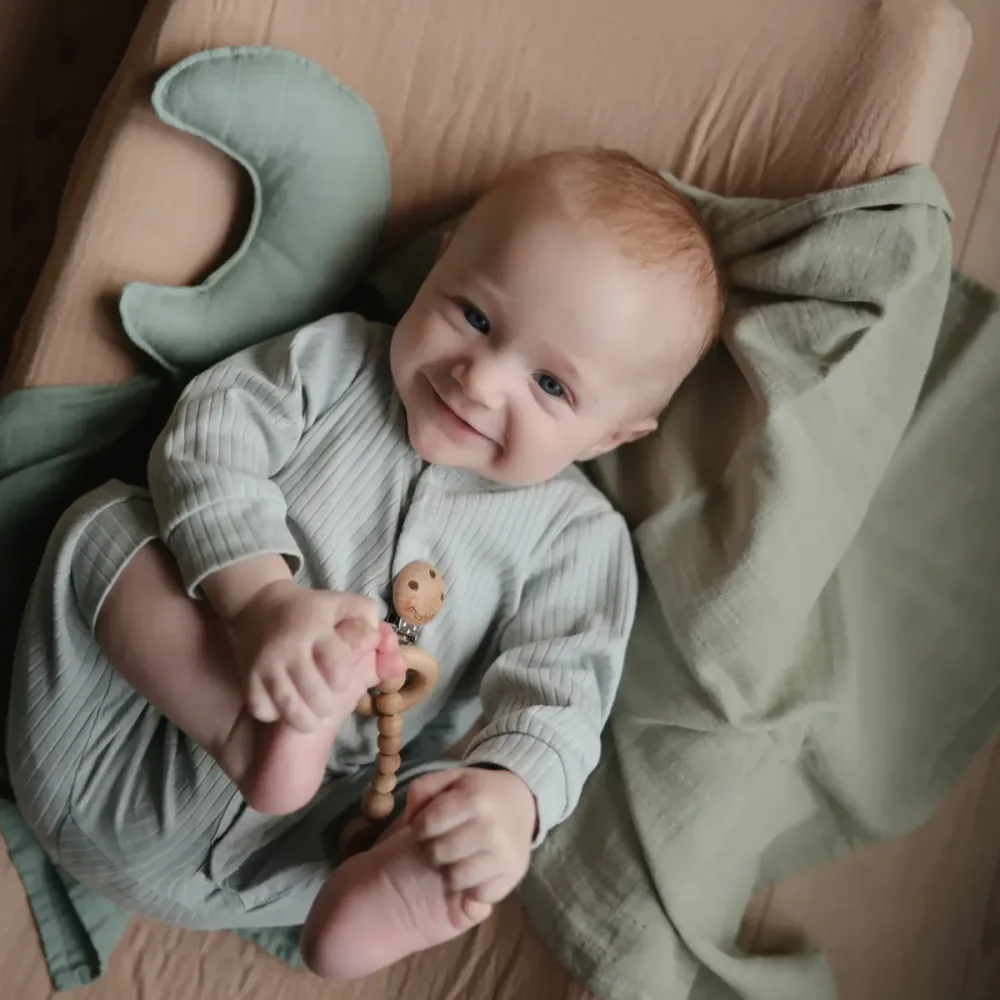 Mushie pehmopeitto Lovey Moon Roman Green Roman vihreä