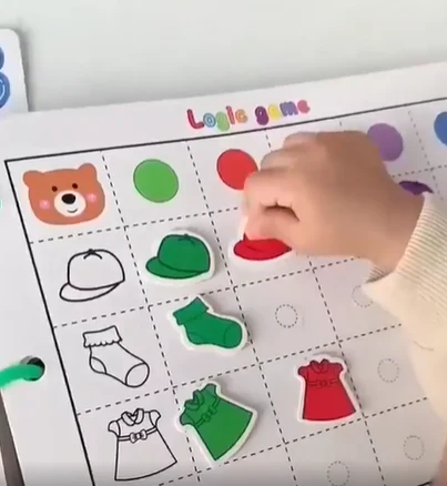 Quiet Book™ | Kognitiivisten taitojen kehittäminen - Leikekirja