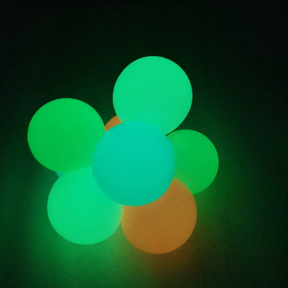 GlowBounce | Taianomaista leikkimistä pimeässä! - Pimeässä hohtavat pomppupallot