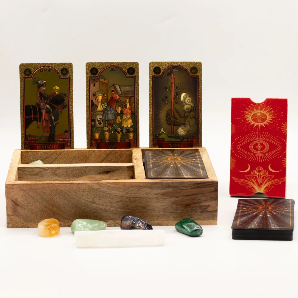 Kolmiosainen tarot-laatikko korttitelineellä