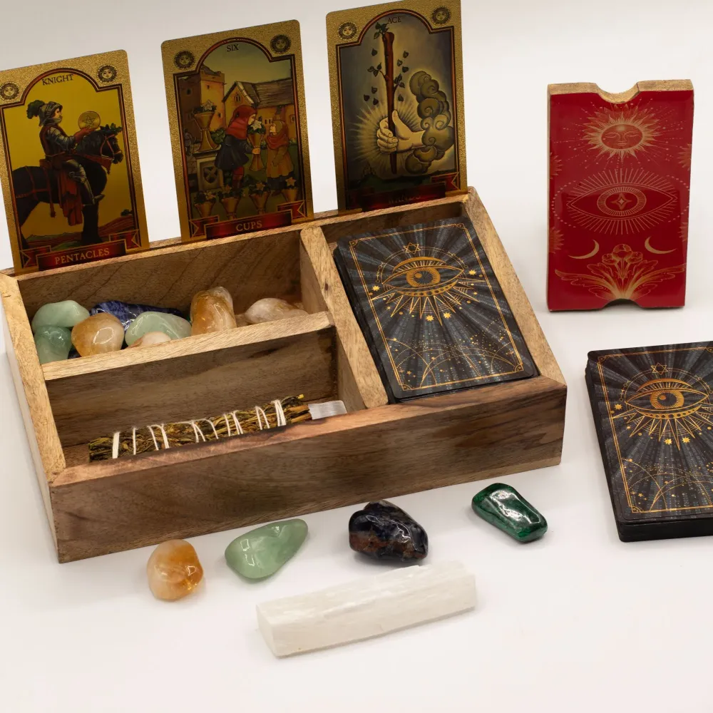 Kolmiosainen tarot-laatikko korttitelineellä