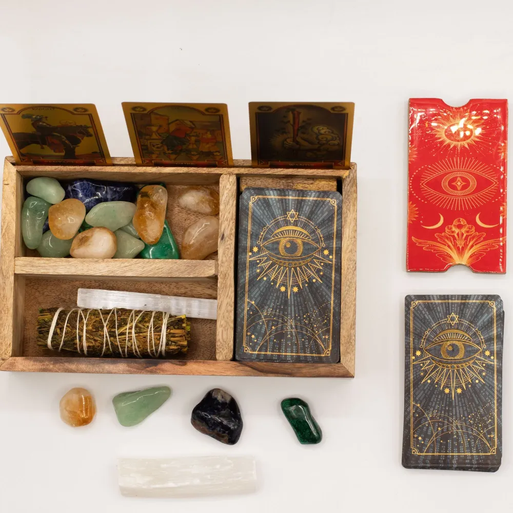 Kolmiosainen tarot-laatikko korttitelineellä