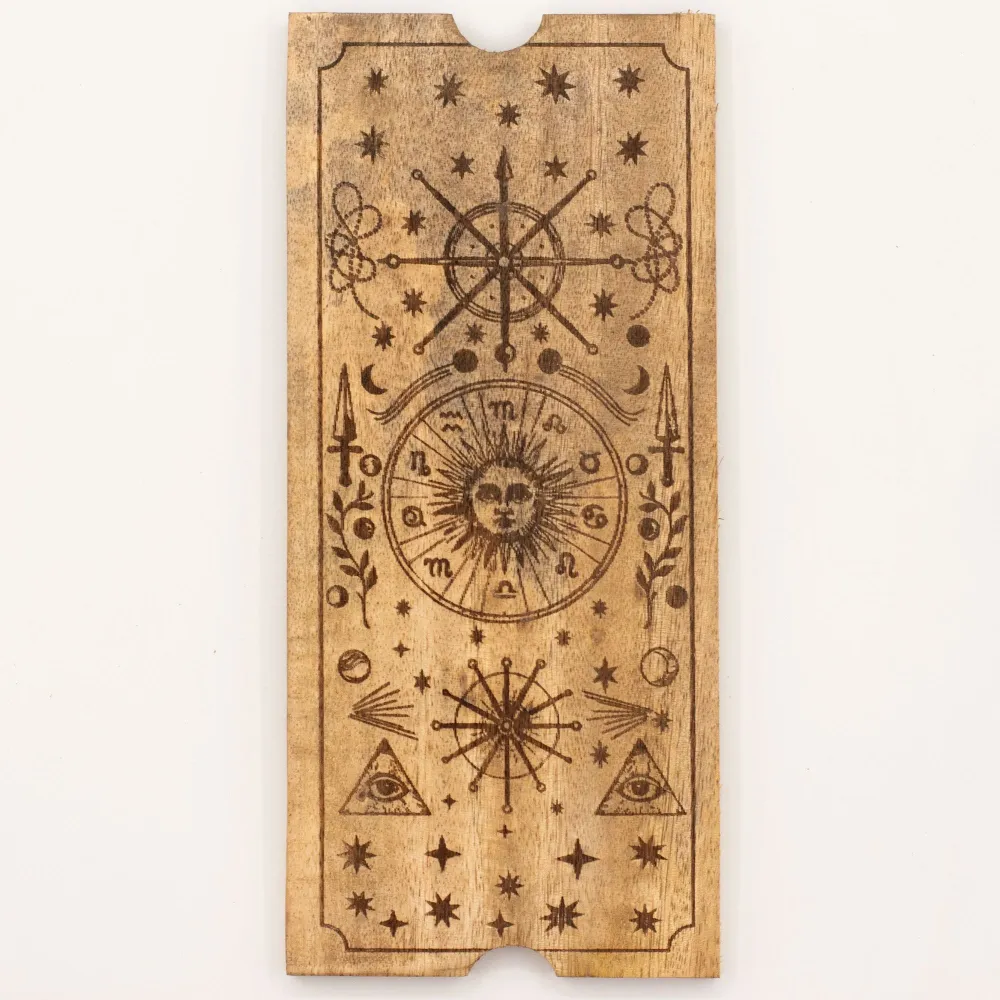 Neljän osaston tarot-laatikko korttitelineellä
