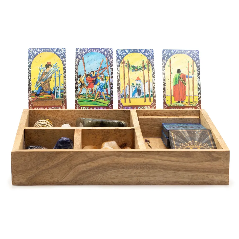 Neljän osaston tarot-laatikko korttitelineellä
