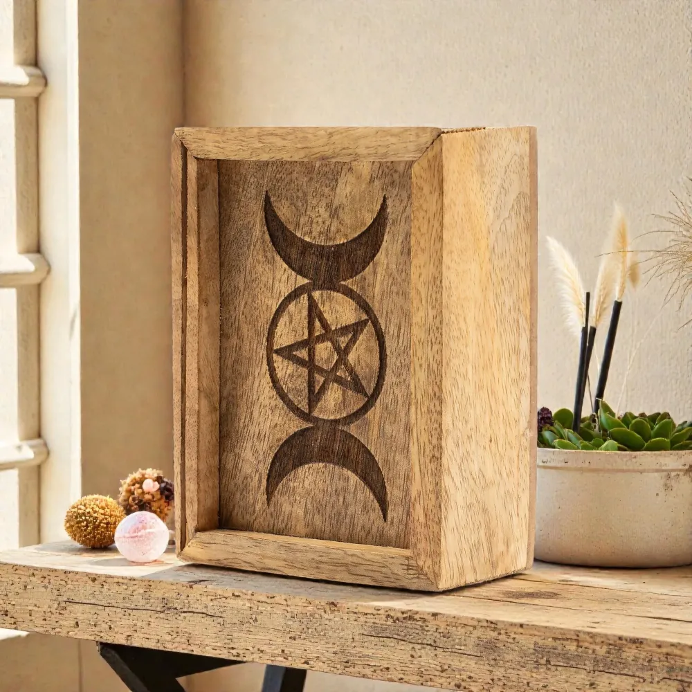 Pieni tarot-laatikko korttitelineellä