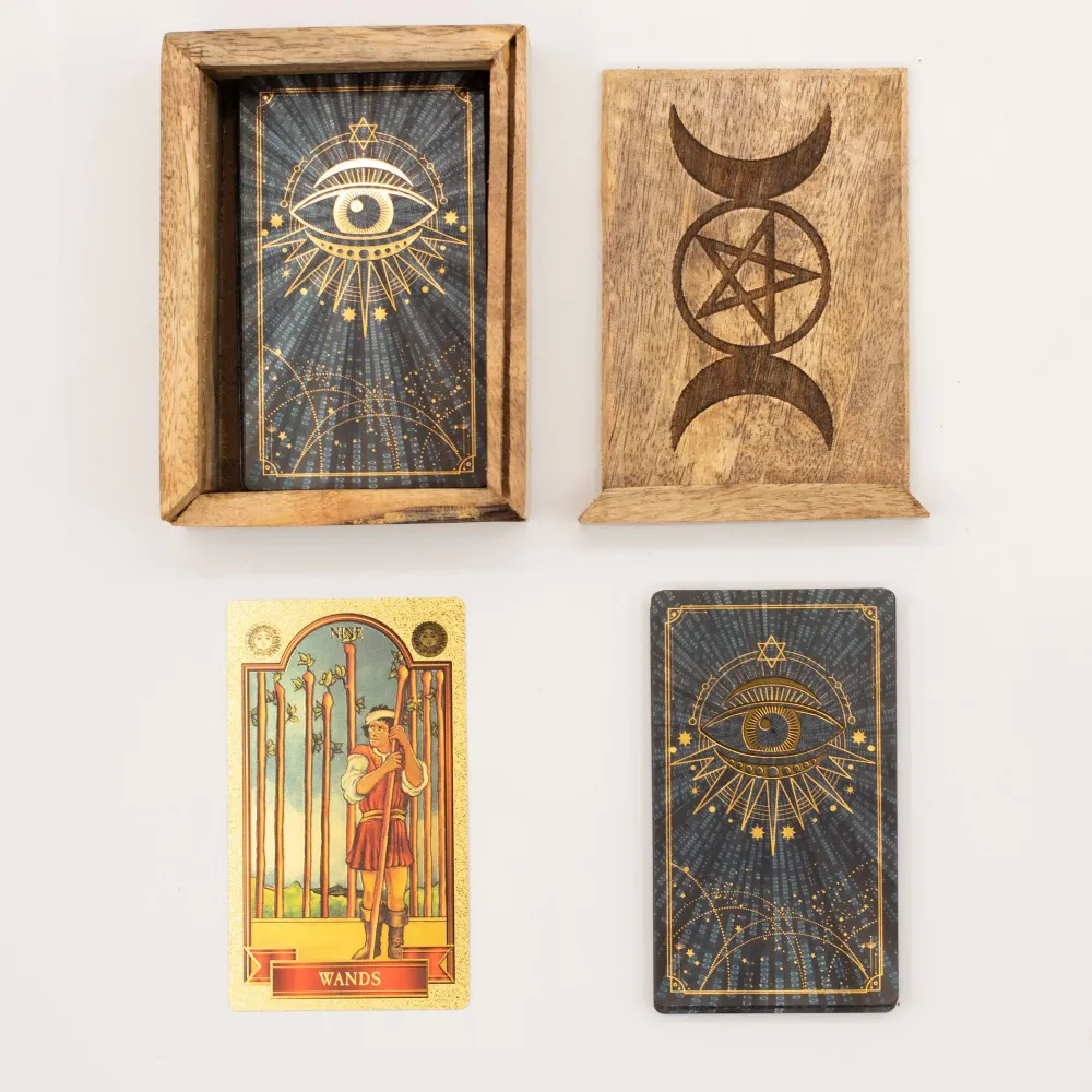 Pieni tarot-laatikko korttitelineellä