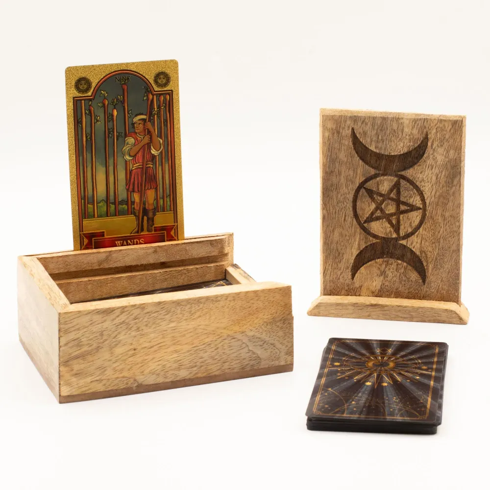 Pieni tarot-laatikko korttitelineellä